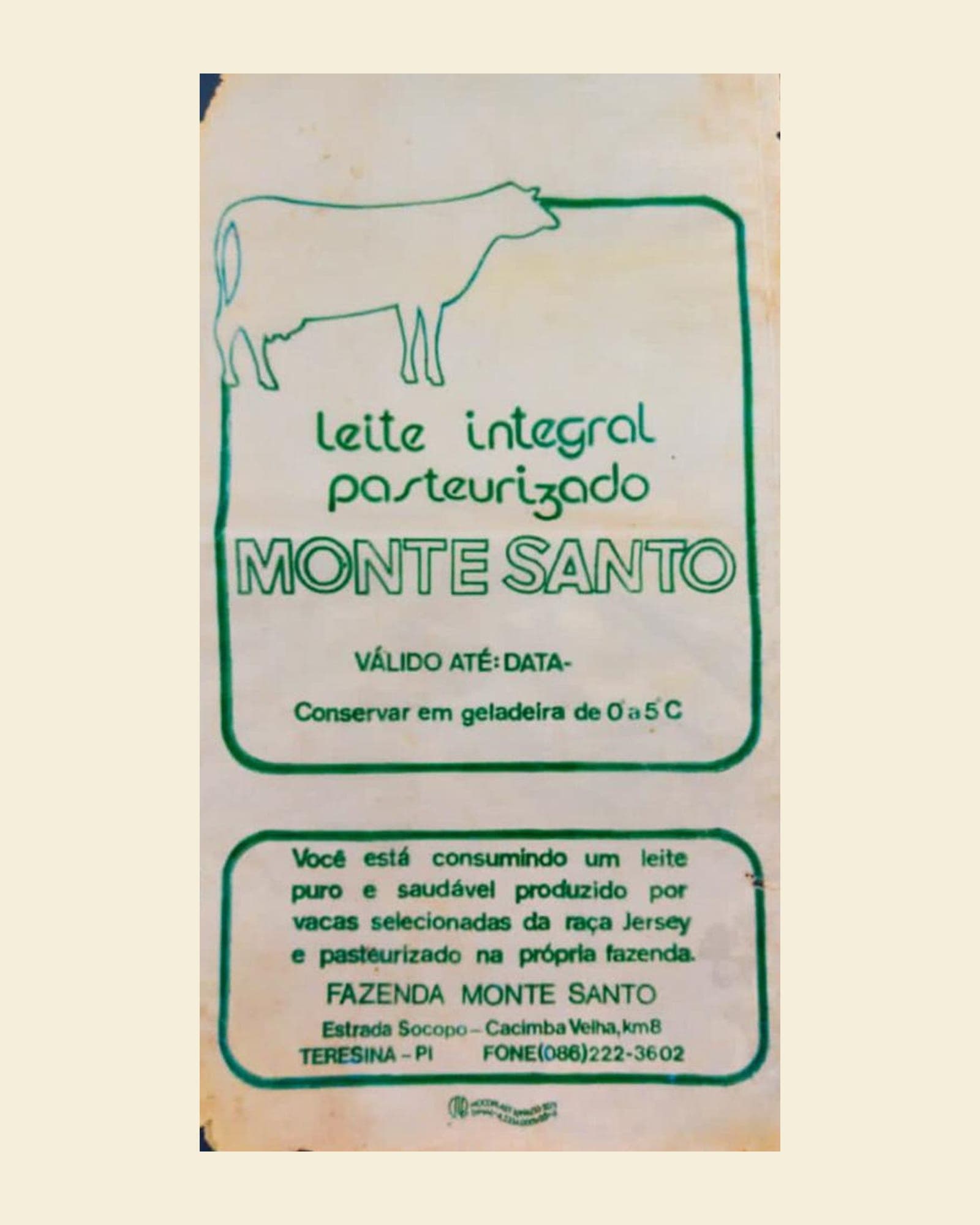 Embalagem antiga do leite integral pasteurizado da Fazenda Monte Santo, com desenho de uma vaca